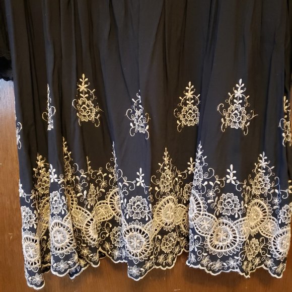 Flowy dress with embroidery and lace - Picture 12 of 12